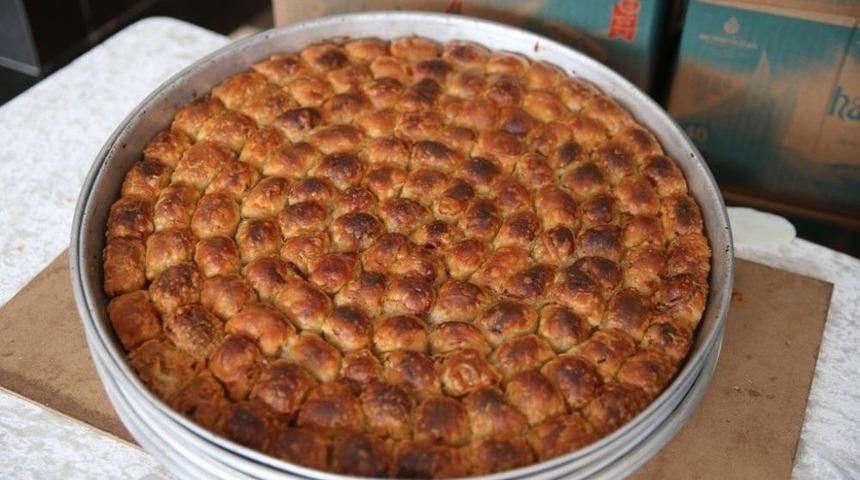 20 Bin Kişi 400 Tepsi B&ouml;rek Yedi