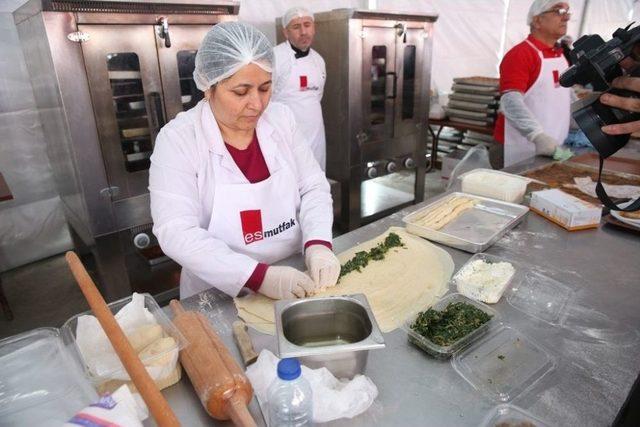 20 Bin Kişi 400 Tepsi Börek Yedi