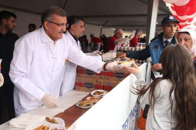 20 Bin Kişi 400 Tepsi Börek Yedi