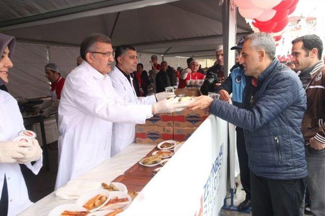 20 Bin Kişi 400 Tepsi Börek Yedi