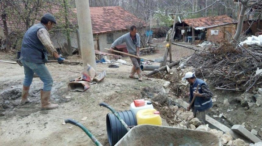 Toprak Sulama Kanalına 200 Metre Boru D&ouml;şendi