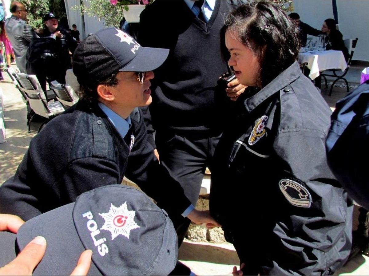 &Ccedil;eşme Polisinden &Ouml;zel &Ccedil;ocuklara S&uuml;rpriz