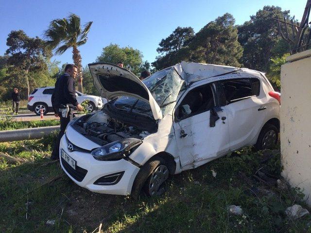 Manavgat&rsquo;ta Kaza Yapan Ara&ccedil; Duvara &Ccedil;arparak Durdu 1