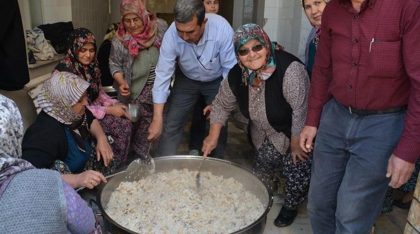 Aliağa&rsquo;da Şehitler İ&ccedil;in K&ouml;y Hayrı Yemeği