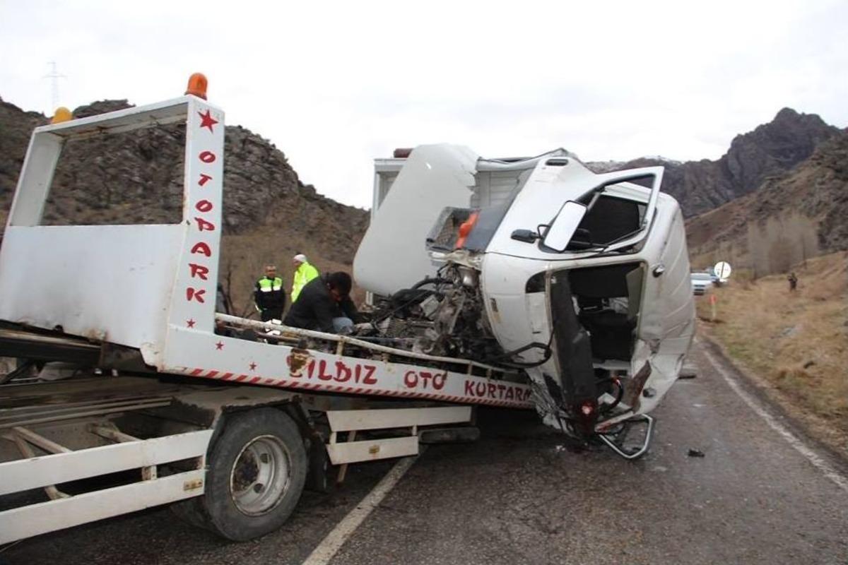 Oltu&rsquo;da Kamyonlar &Ccedil;arpıştı : 3&rsquo;&uuml; Ağır 5 Yaralı