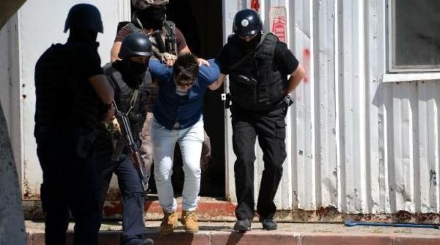 Bu Filmin Y&ouml;netmeni Asayiş M&uuml;d&uuml;r&uuml;, Oyuncular Polis