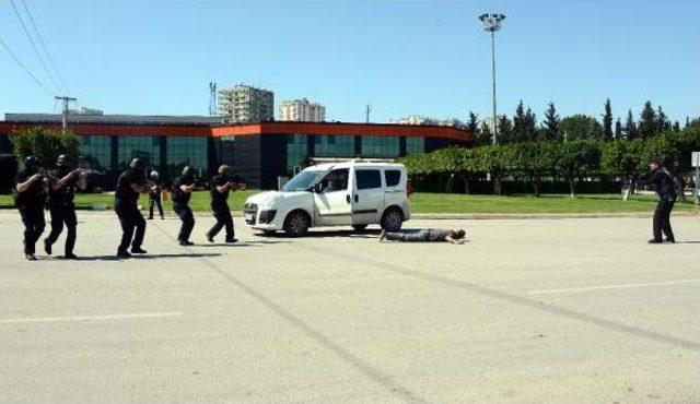 Bu Filmin Yönetmeni Asayiş Müdürü, Oyuncular Polis