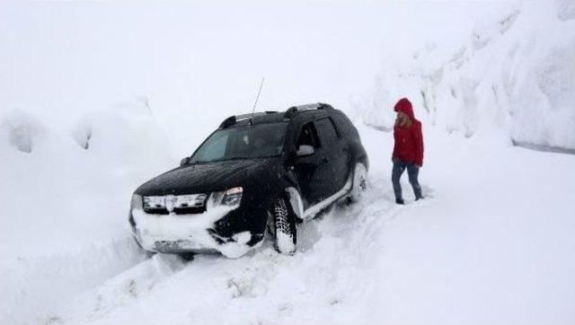 Nisan'da Kar Yağdı, Ovit Geçidi Yine Ulaşıma Kapandı