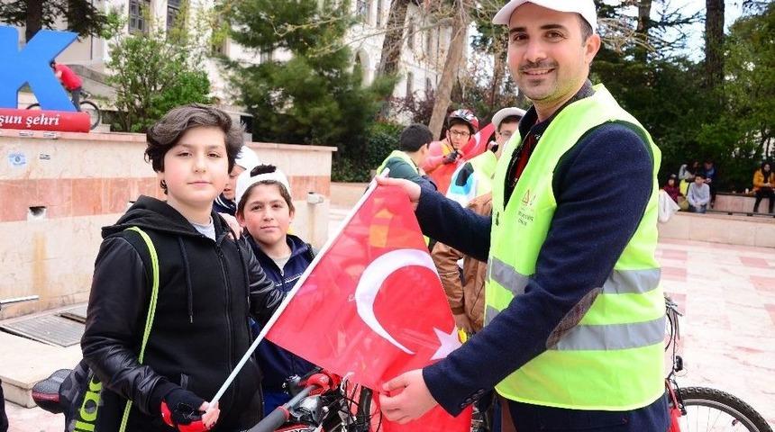 Kalplerini Korumak İ&ccedil;in Pedal &Ccedil;evirdiler