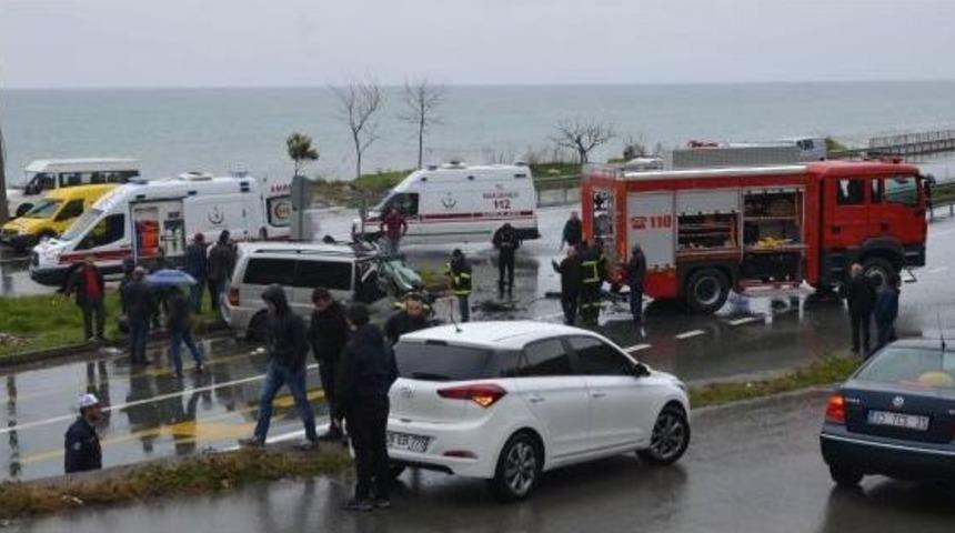 Minib&uuml;s, Itfaiye Aracına Arkadan &Ccedil;arptı: 3'&uuml; Ağır 7 Yaralı