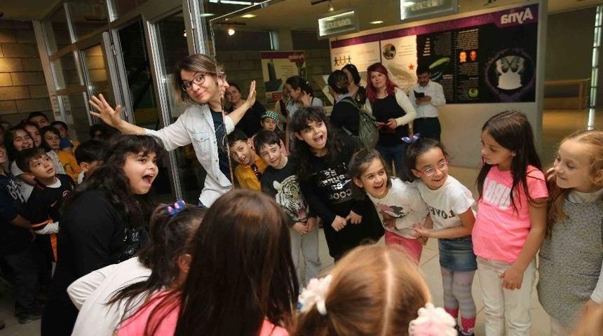 Karşıyaka&rsquo;daki Bilim Merkezine Ziyaret&ccedil;i Akını