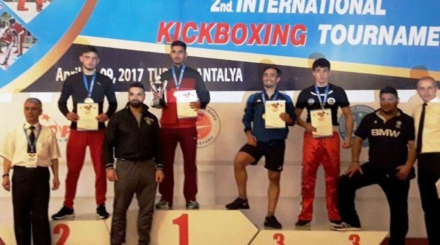 2. Uluslararası T&uuml;rkiye A&ccedil;ık Kick Boks Turnuvası&rsquo;nda Ayvalıklı Sporcu Emre Kuru &Ccedil;ifte Madalya Kazandı