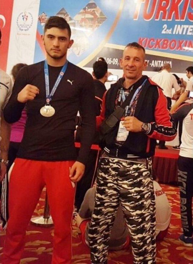 2. Uluslararası Türkiye Açık Kick Boks Turnuvası’nda Ayvalıklı Sporcu Emre Kuru Çifte Madalya Kazandı