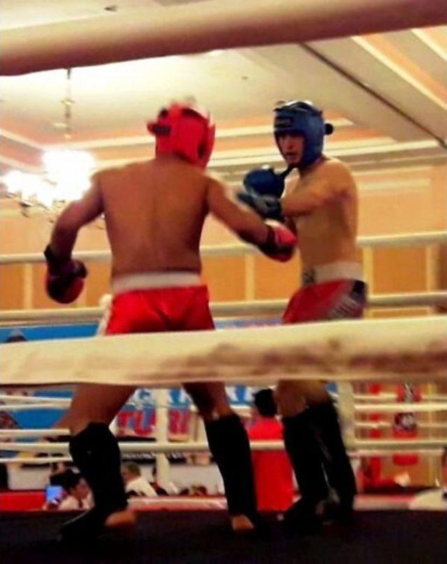 2. Uluslararası Türkiye Açık Kick Boks Turnuvası’nda Ayvalıklı Sporcu Emre Kuru Çifte Madalya Kazandı