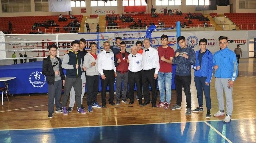 41 İlden 320 Sporcu Trabzon&rsquo;da Şampiyon Olmak İ&ccedil;in Yumruk Atıyor