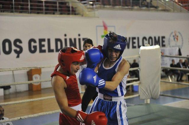 41 İlden 320 Sporcu Trabzon&rsquo;da Şampiyon Olmak İ&ccedil;in Yumruk Atıyor 1