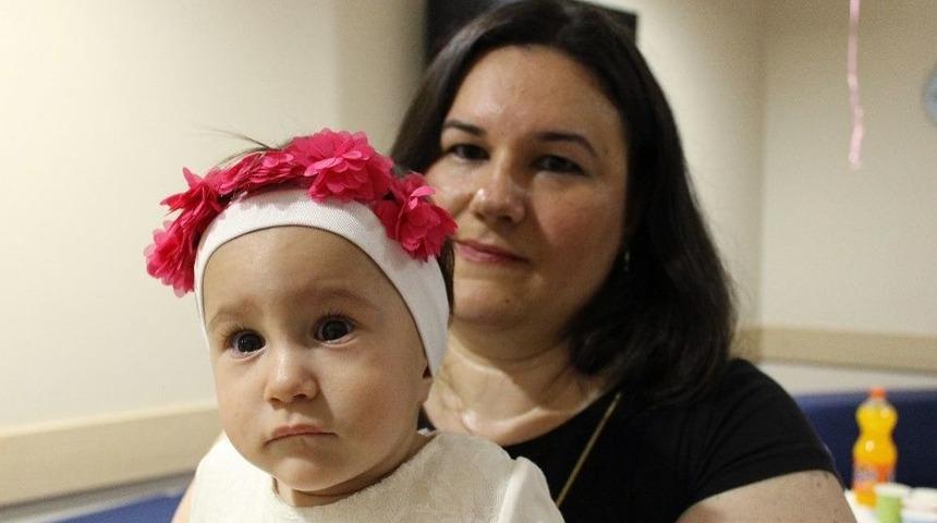 Anne Kokusuyla Hayata Bağlandı