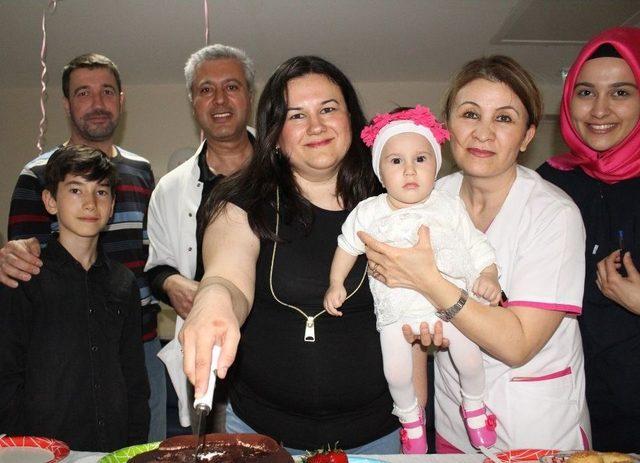 Anne Kokusuyla Hayata Bağlandı 1