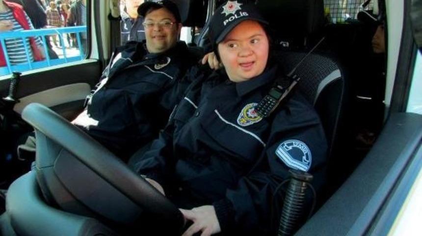 Down Sendromlu &Ccedil;ocuklara Polislerden S&uuml;rpriz