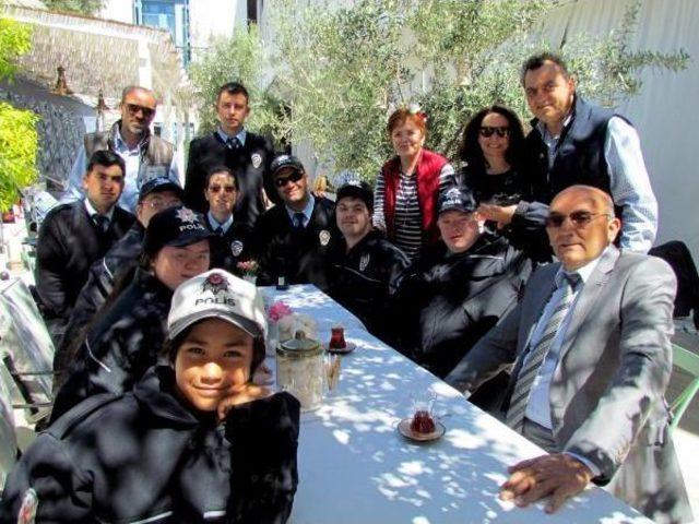 Down Sendromlu &Ccedil;ocuklara Polislerden S&uuml;rpriz 1