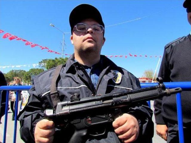 Down Sendromlu &Ccedil;ocuklara Polislerden S&uuml;rpriz 3