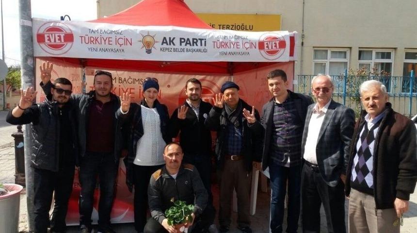 Ak Parti Kepez&rsquo;de &Ccedil;i&ccedil;ek Dağıttı