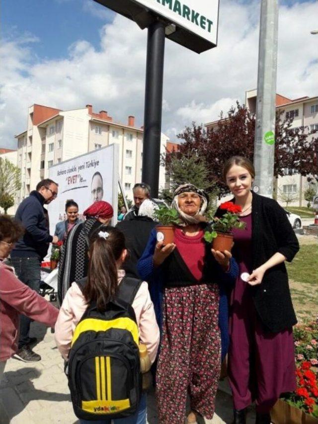 Ak Parti Kepez&rsquo;de &Ccedil;i&ccedil;ek Dağıttı 1