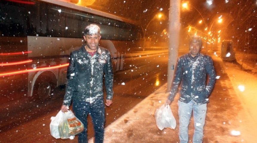 Ağrı Nisan Ayında Beyaza B&uuml;r&uuml;nd&uuml;