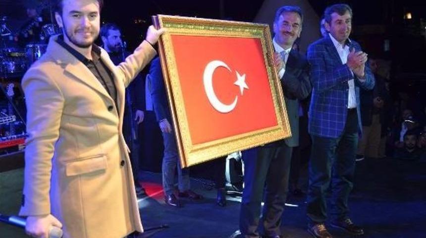 Gemlik&rsquo;Te Mustafa Ceceli'den Bursaspor Atkılı Darbuka Şov