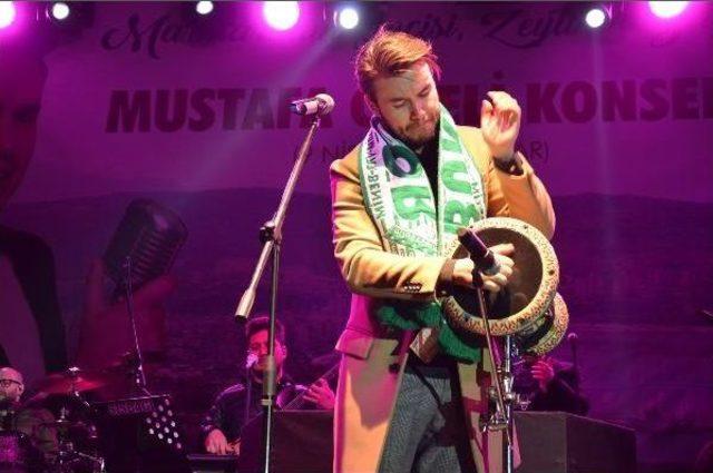 Gemlik&rsquo;Te Mustafa Ceceli den Bursaspor Atkılı Darbuka Şov 2