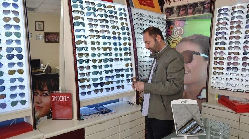 Optisyen Evren Kınık, Vatandaşları G&uuml;neş G&ouml;zl&uuml;ğ&uuml; Kullanımı Konusunda Uyardı