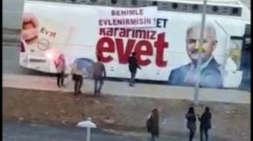 Se&ccedil;im Otob&uuml;s&uuml; &Uuml;zerinden Evlenme Teklifi