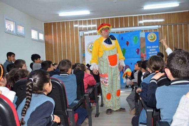 Öğrencilere Hokkabaz İle Palyaço Konulu Tiyatro Gösterileri Düzenlendi