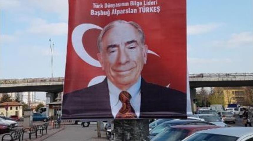 Kayseri'de, Merhum Liderlerin Fotoğraf Ve Mesajları Asıldı