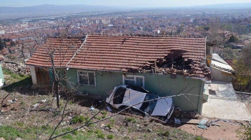 Gece Yarısı Otomobil Evin &Ccedil;atısına U&ccedil;tu