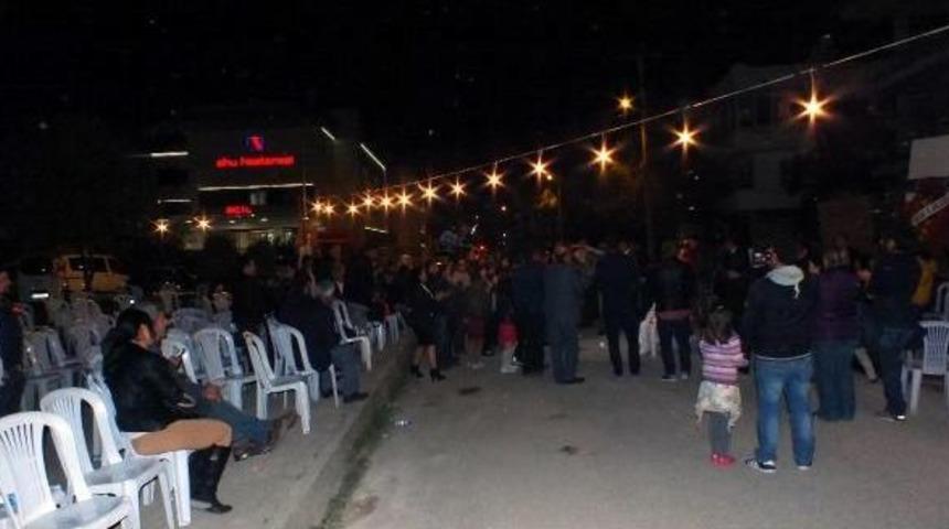 Hastane &Ouml;n&uuml;ndeki S&uuml;nnet D&uuml;ğ&uuml;n&uuml; Tepki &Ccedil;ekti