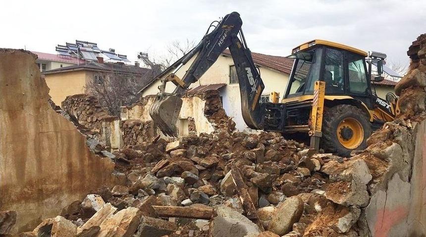 Gen&ccedil;&rsquo;te Metruk Yapılar Yıkıldı