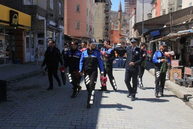 Polisten Vatandaşlara Karanfil 1