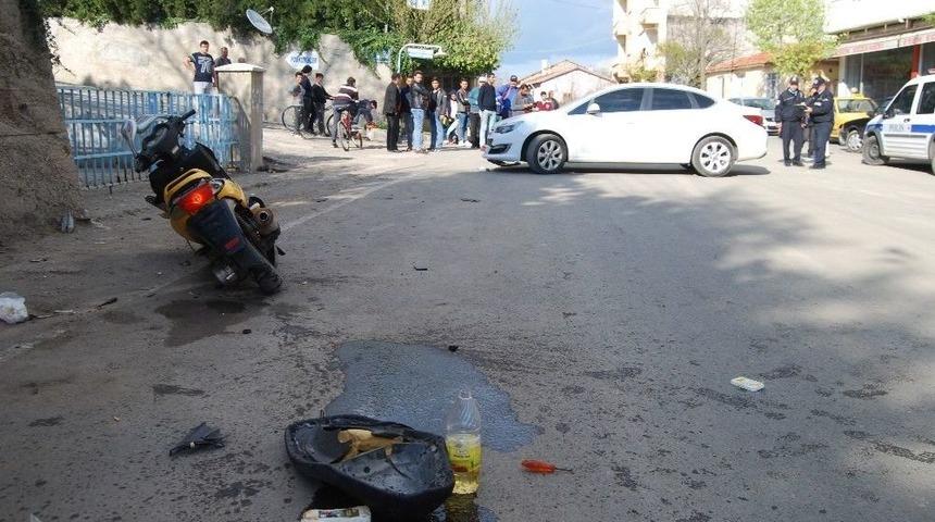 Otomobille &Ccedil;arpışan Motosikletli Yaralandı