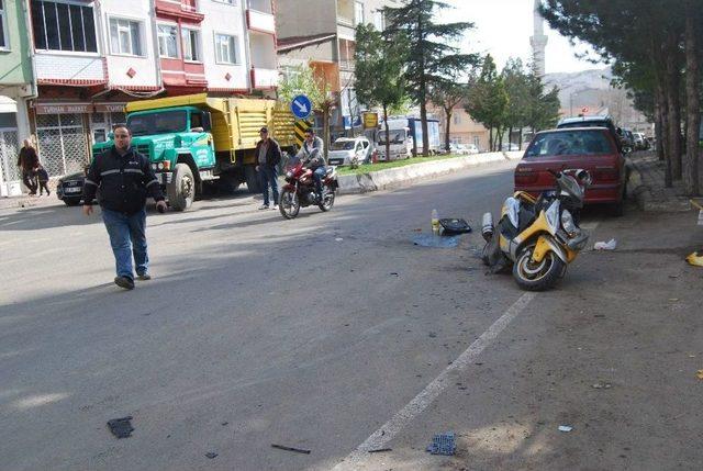 Otomobille Çarpışan Motosikletli Yaralandı