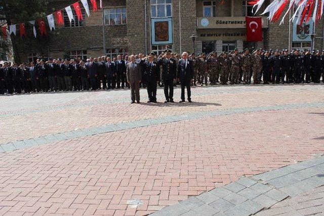 Şehit Polislerin Kabrini, Meslektaşları Ve Aileleri Ziyaret Etti