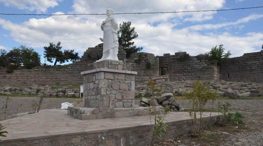 Aristo Heykeli Yenilendi