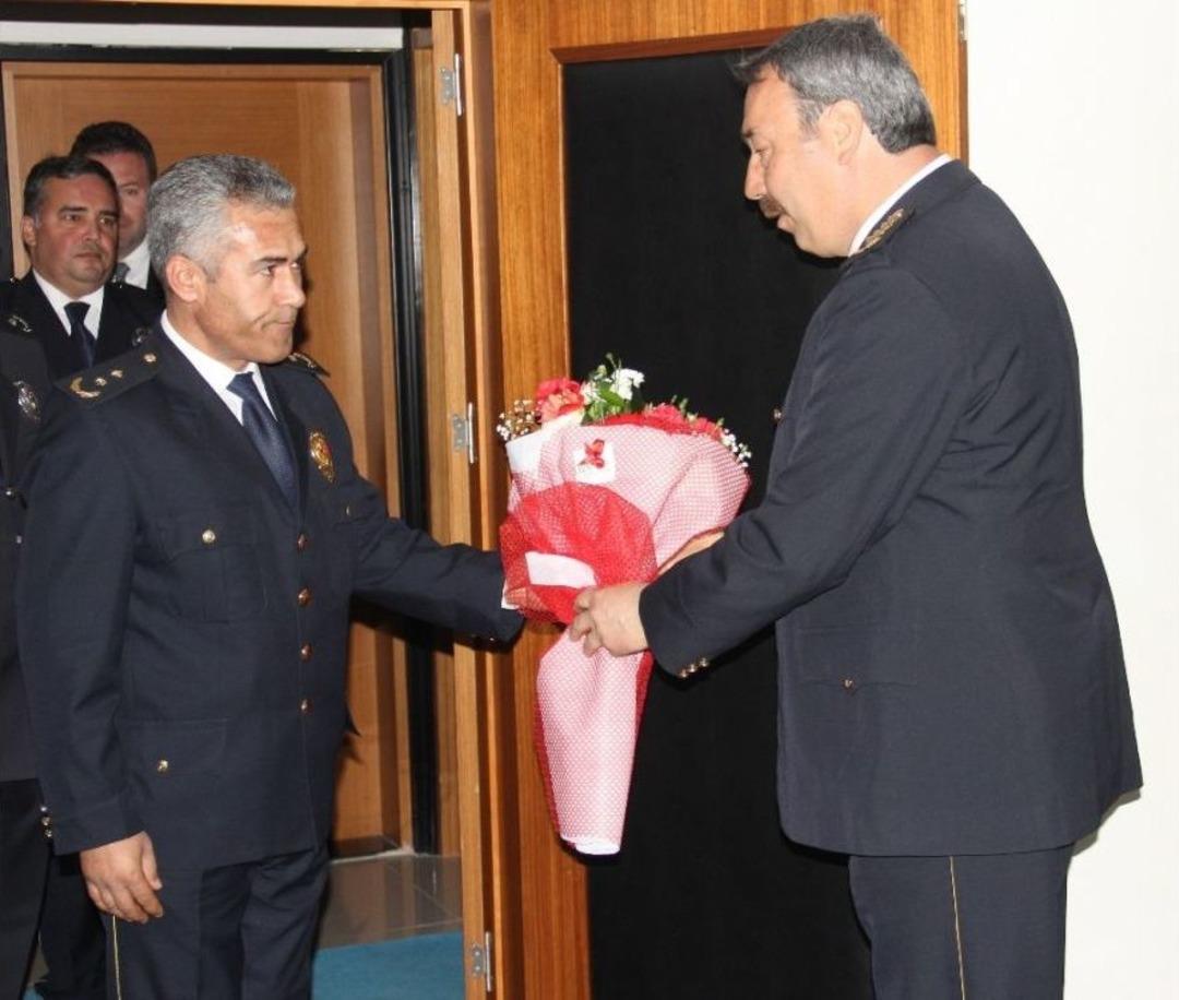 Emniyet M&uuml;d&uuml;r&uuml;nden Kadın Polislere &Ccedil;i&ccedil;ek Jesti