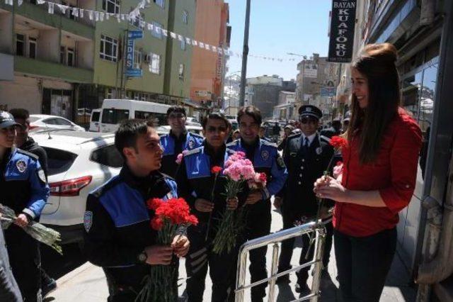 Polisler Hakkari Esnafına Karanfil Dağıttı