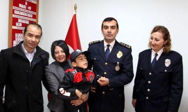 Beyin Felci Hastası Efe Polis Kıyafeti Giyip Çelenk Koydu, Ekip Otosuyla Tur Attı