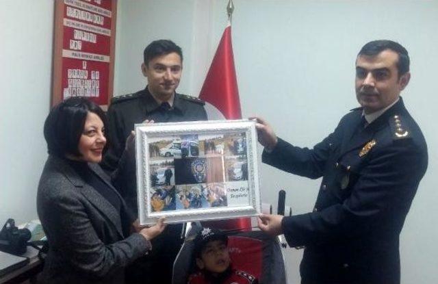 Beyin Felci Hastası Efe Polis Kıyafeti Giyip Çelenk Koydu, Ekip Otosuyla Tur Attı