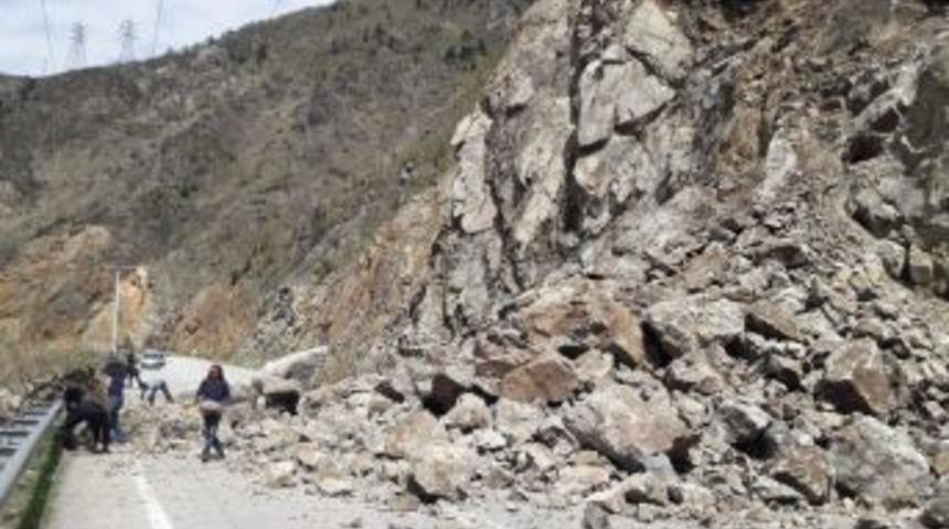 G&uuml;m&uuml;şhane-tirebolu Karayolunda Heyelan