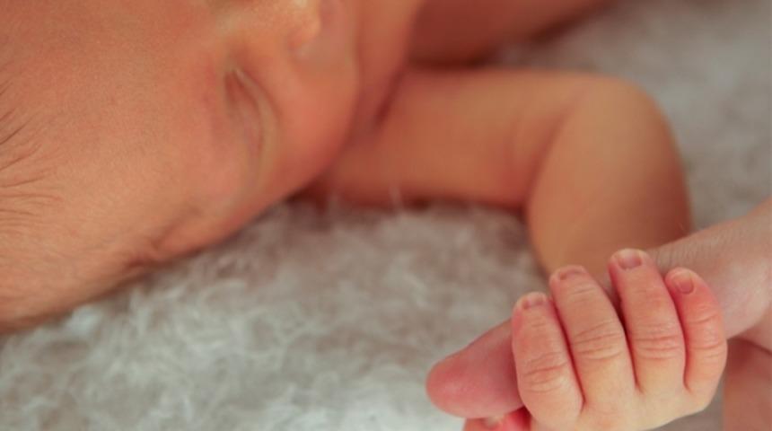 Premat&uuml;re bebek, anne s&uuml;t&uuml;yle hayata bağlanıyor!