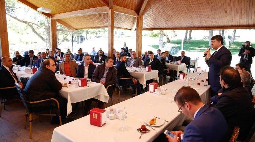 Belediye Başkanı Fadıloğlu Spor Camiası İle Buluştu