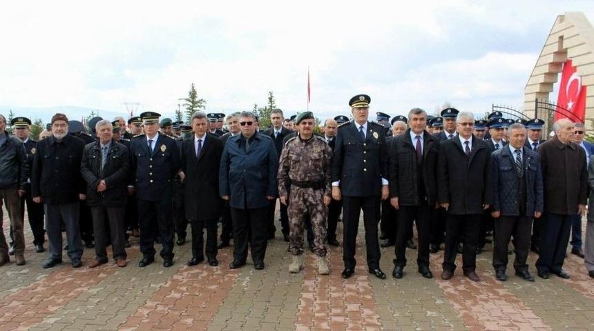 Sivas&rsquo;ta Polis Şehitliğinde H&uuml;z&uuml;nl&uuml; Anma